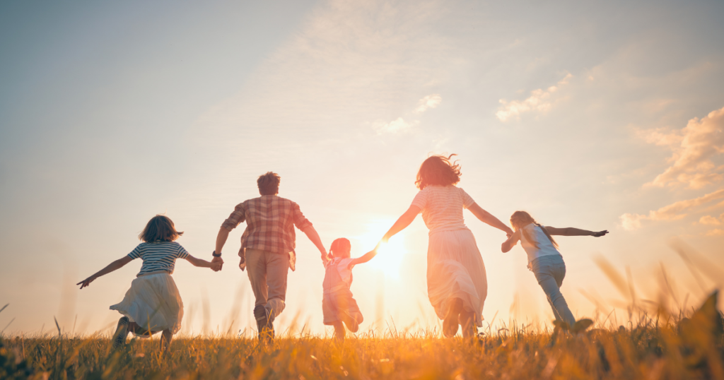 Imagem Representando Família Feliz Graças a Intercessão pela Família